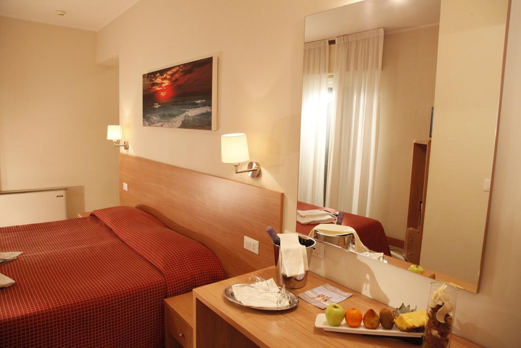 Hotel Majorca Sul Mare In Centro A Riccione Ruang foto
