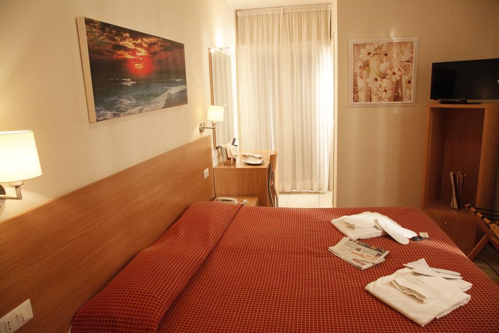 Hotel Majorca Sul Mare In Centro A Riccione Ruang foto