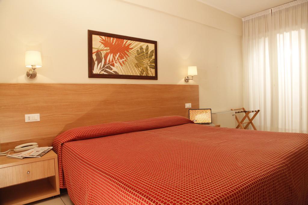 Hotel Majorca Sul Mare In Centro A Riccione Ruang foto