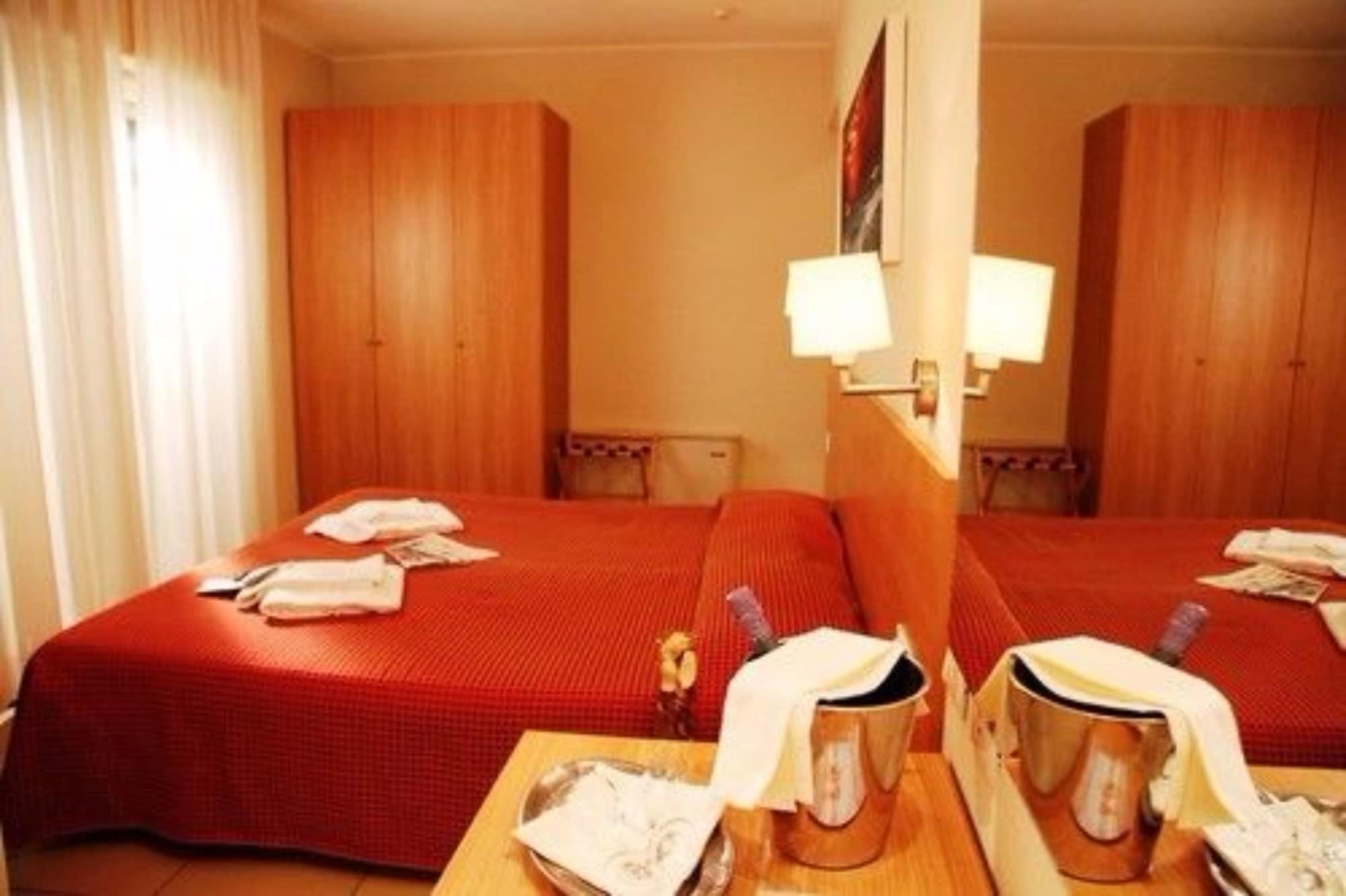 Hotel Majorca Sul Mare In Centro A Riccione Bagian luar foto