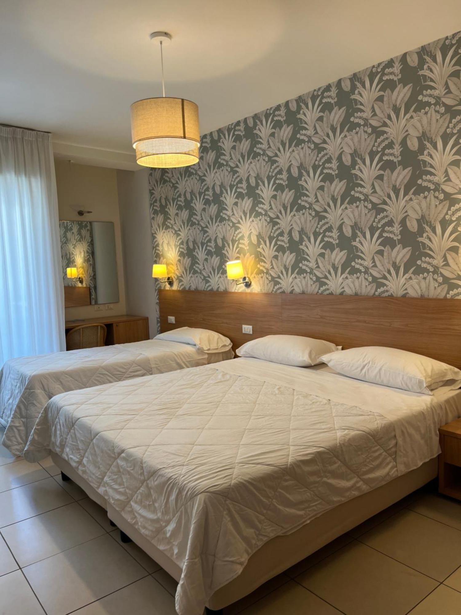 Hotel Majorca Sul Mare In Centro A Riccione Bagian luar foto