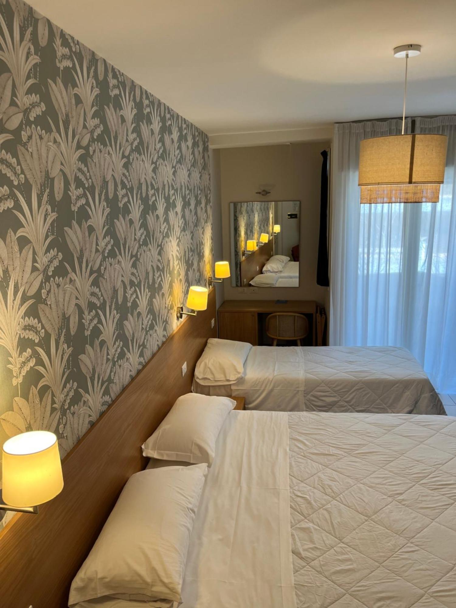Hotel Majorca Sul Mare In Centro A Riccione Bagian luar foto