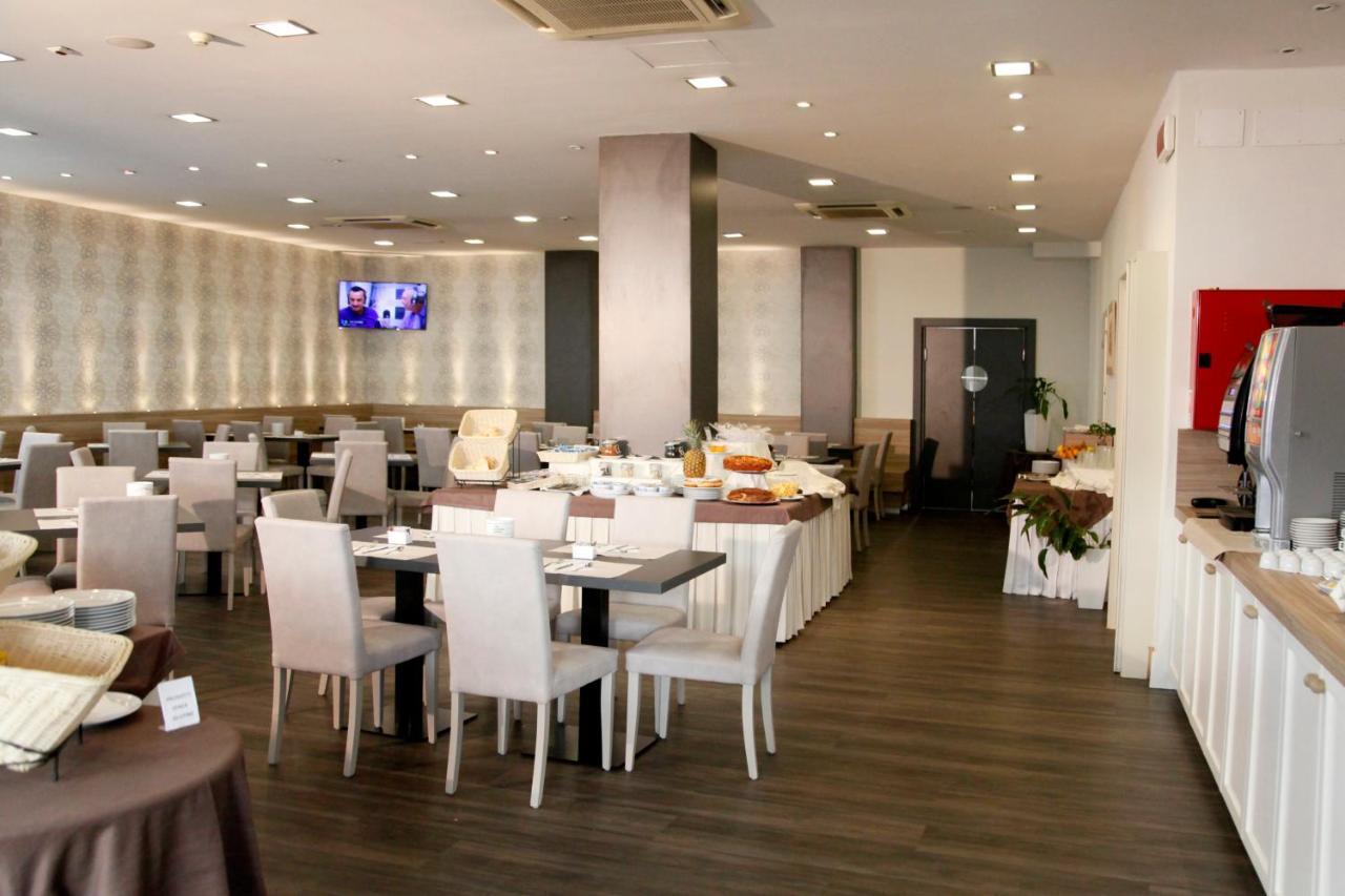 Hotel Majorca Sul Mare In Centro A Riccione Bagian luar foto