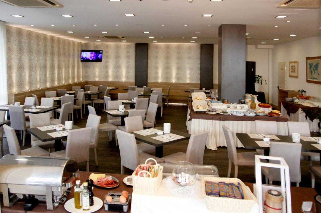 Hotel Majorca Sul Mare In Centro A Riccione Bagian luar foto